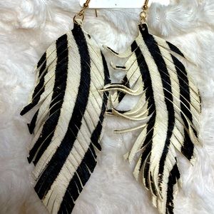 Feather Black an White earrings
